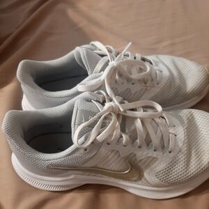 WHITE NIKE SHOES SIZE 7